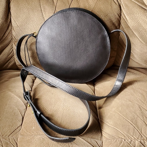 Madewell Handbags - Madewell black leather circle crossbody handbag